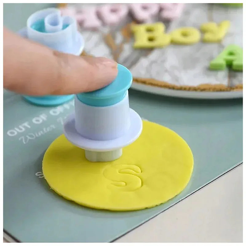 Vykrajovačky na fondán a cesto – abeceda veľké písmená s piestom 26 ks