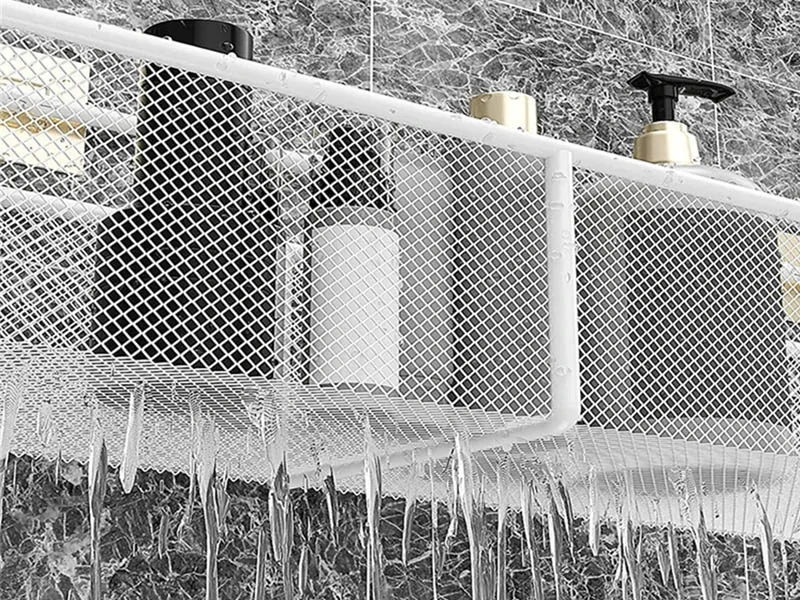 Kovový závesný košík so samolepiacimi háčikmi biely