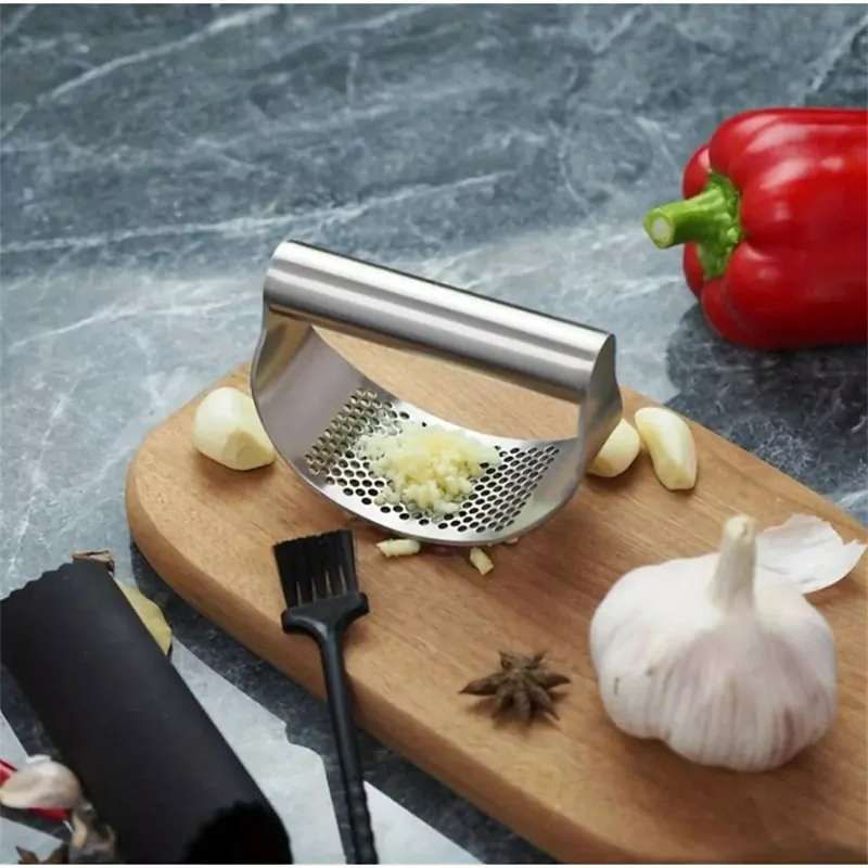 Kovový lis na cesnak