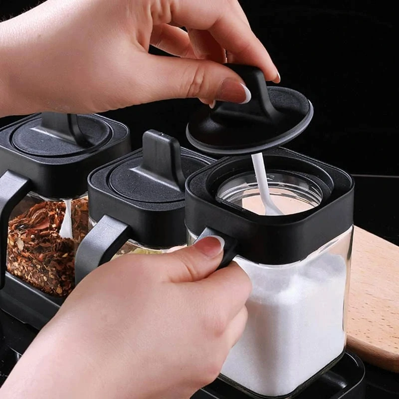 Sada sklenených koreničiek na podstavci s dávkovacími lyžičkami