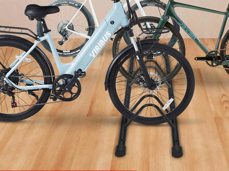 Kovový stojan na 3 bicykle