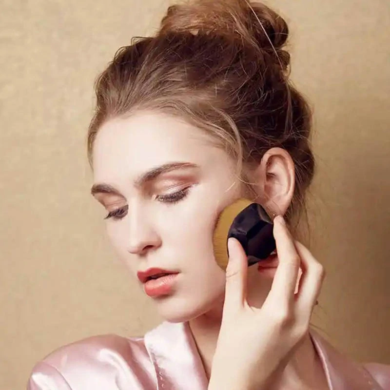 Kozmetický štetec na podkladový make-up s puzdrom