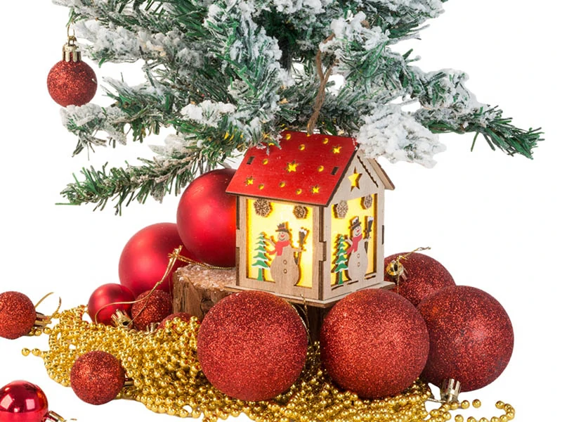 Drevený visiaci LED lampáš na stromček so snehuliakom