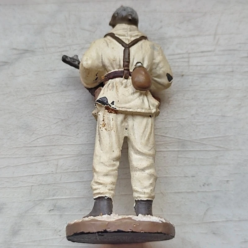 Zberateľská figúrka sovietskeho vojaka z obdobia druhej svetovej vojny v zimnom maskovaní 1:35