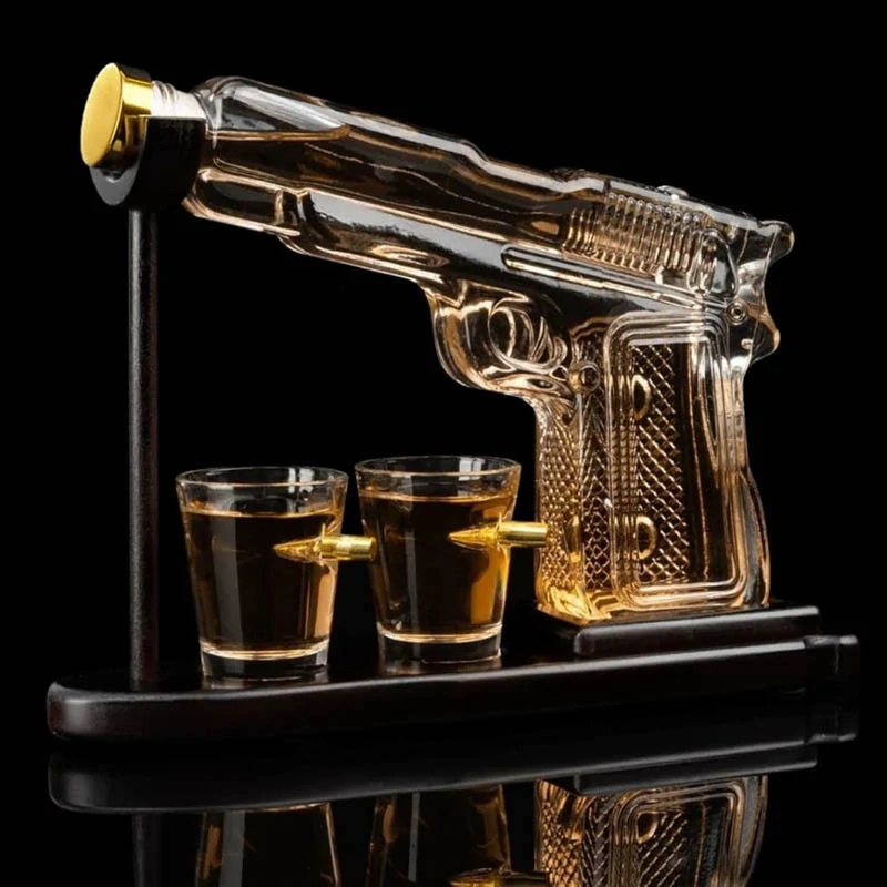 Karafa na whisky v tvare pištole s 2 pohárikmi