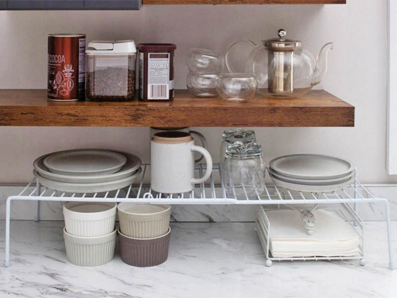 Kovová kuchynská polica s nastaviteľnou šírkou 14 x 24 x 32-55 cm biela