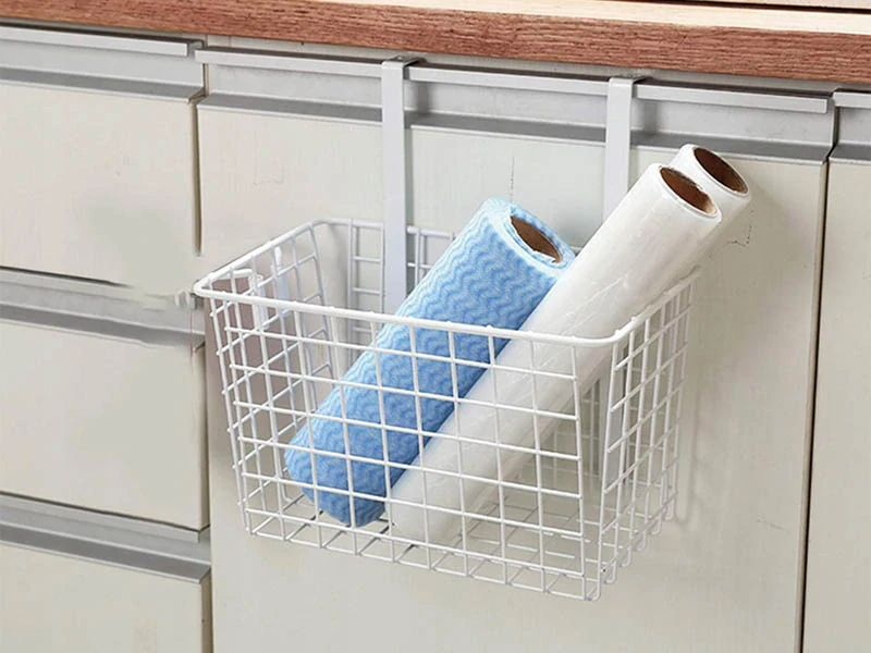 Kovový závesný košík na dvierka kuchynskej skrinky biely