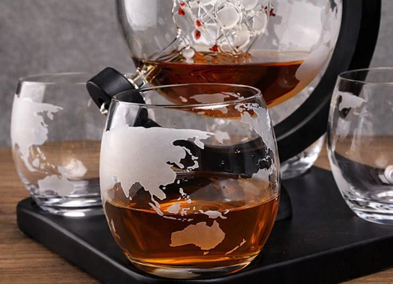 Karafa na whisky 850ml v tvare glóbusu so 4 pohármi