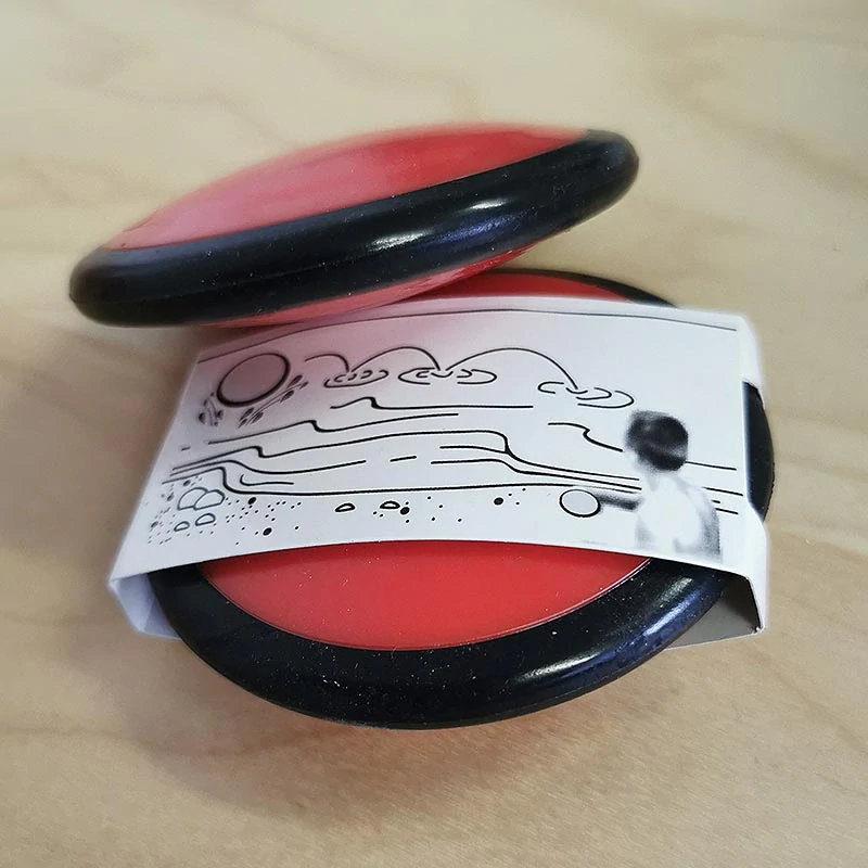 Plávajúci disk na hádzanie po vode červený - priemer 7,5 cm
