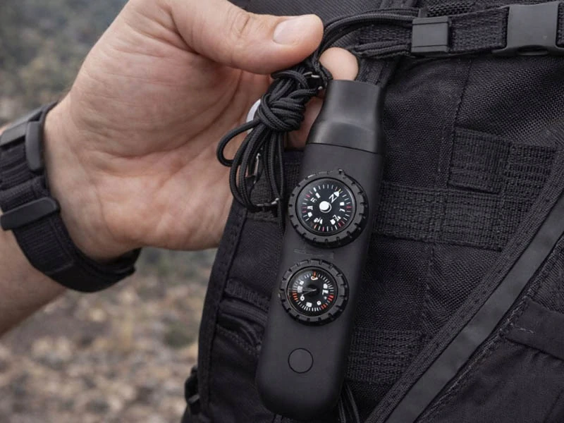 Píšťalka s kompasom, baterkou, lupou a teplomerom čierna