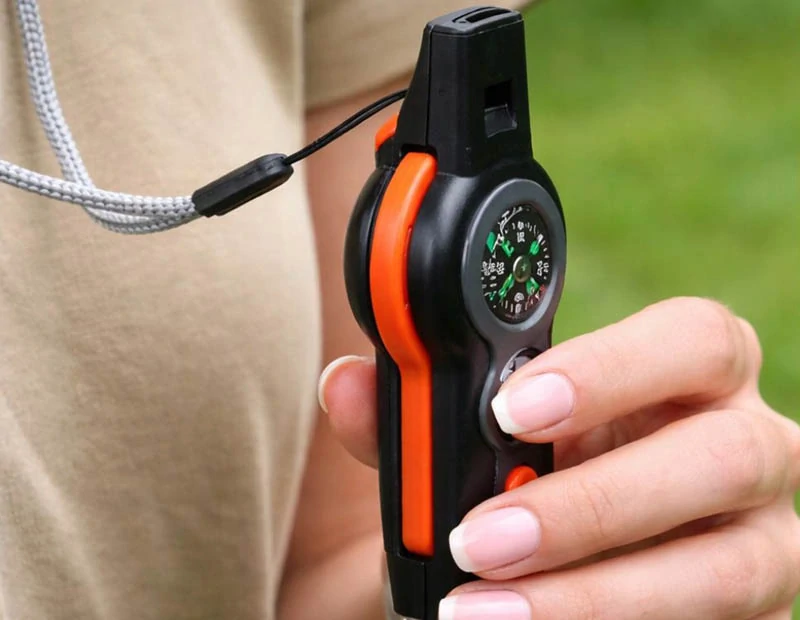 Píšťalka s kompasom, baterkou, lupou, zrkadlom a teplomerom