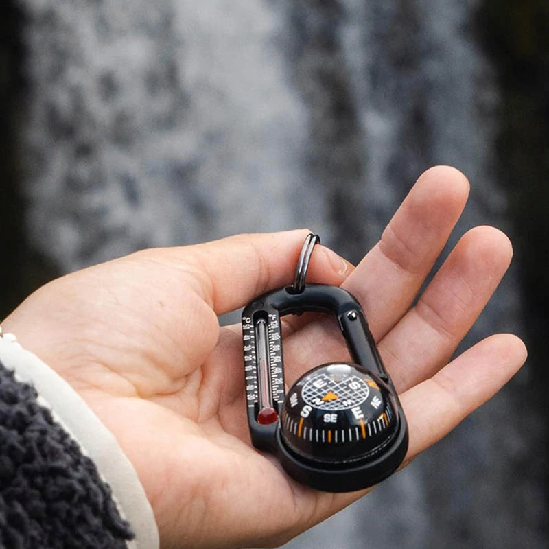 Kompas s karabínou a teplomerom