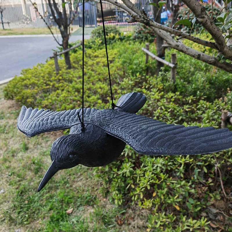 Maketa letiaceho krkavca na odpudzovanie vtákov