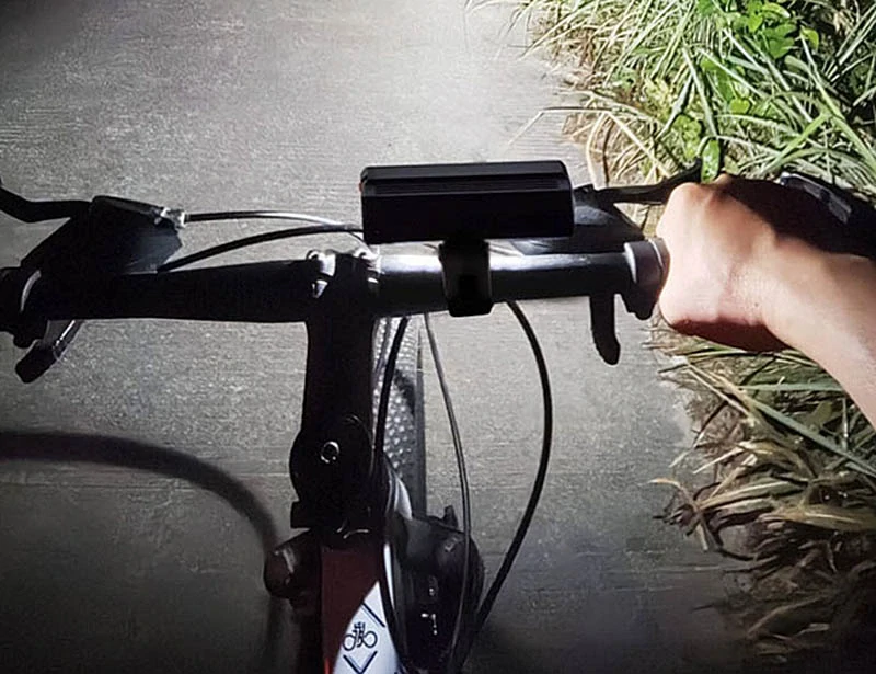 Predné LED svetlo na bicykel s powerbankou a indikátorom batérie