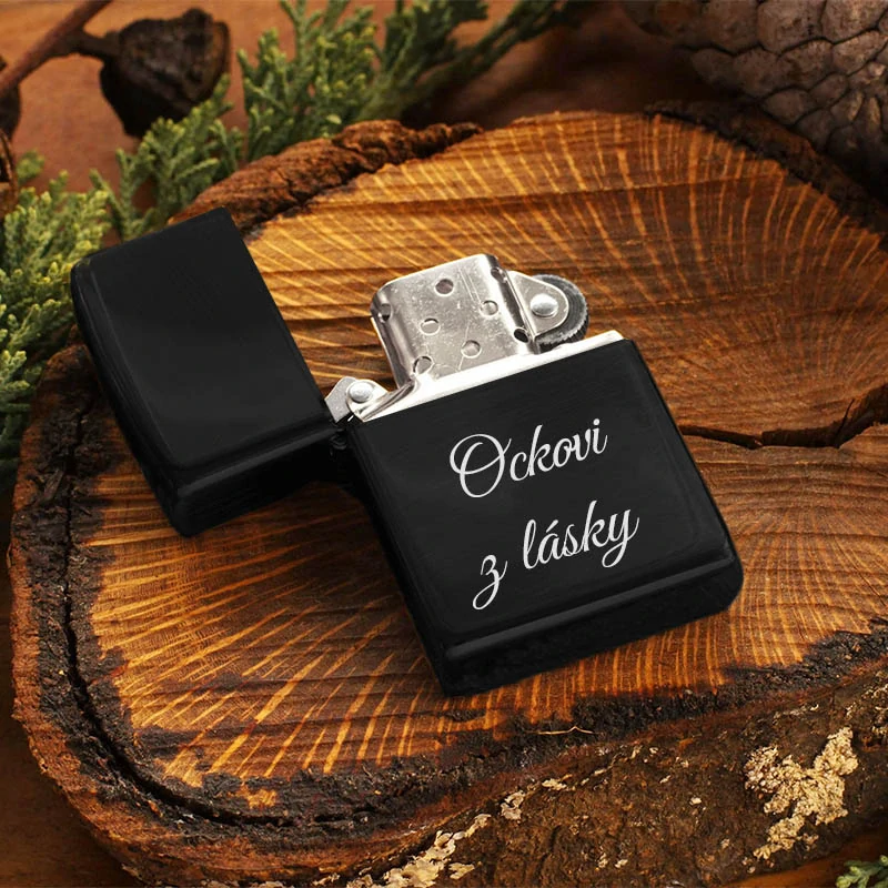 Zapaľovač benzínový čierny s gravírovaním textu