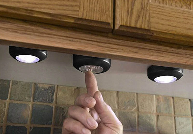 Lampička samolepiaca  LED čierna