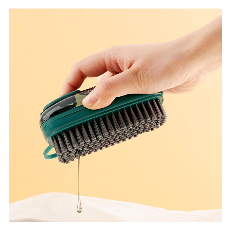 Kefa dávkovačom saponátu na čalúnenie a topánky