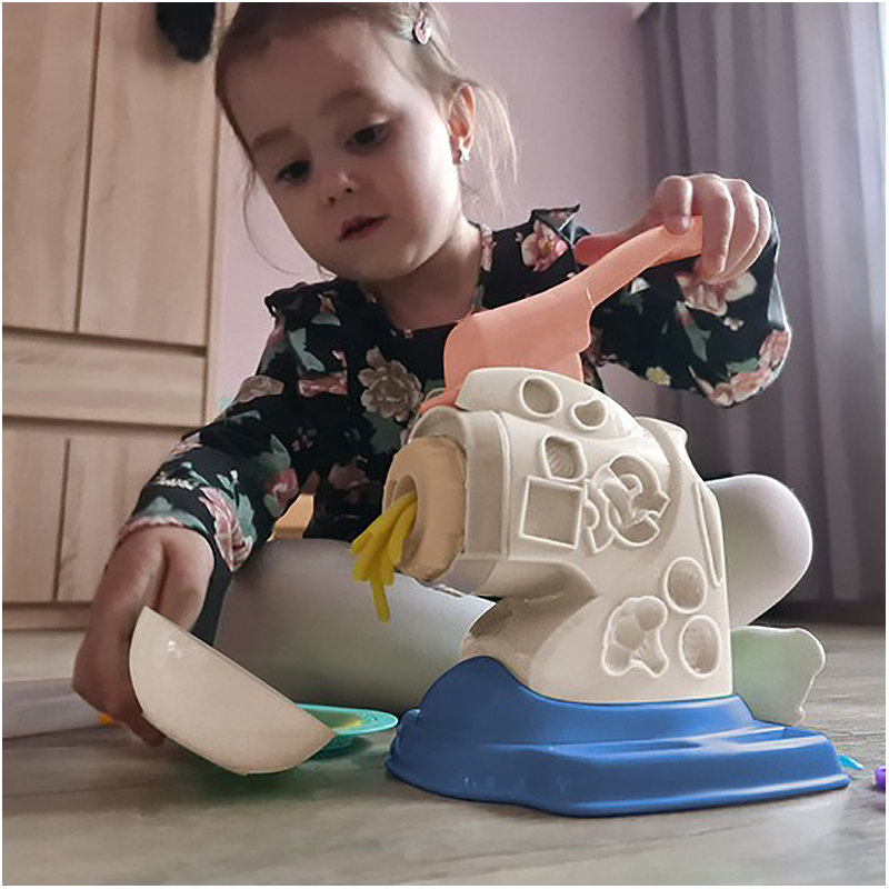 Strojček na vytláčanie plastelíny