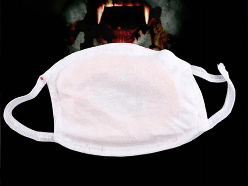 Halloweenska strašidelná maska zakrvavená so zubami
