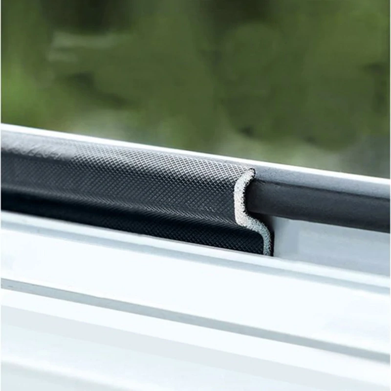 Samolepiaca tesniaca páska na okná a dvere 4m