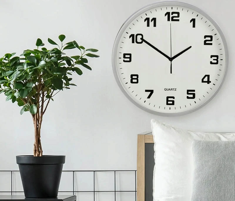 Nástenné hodiny s tichým chodom 20cm strieborné
