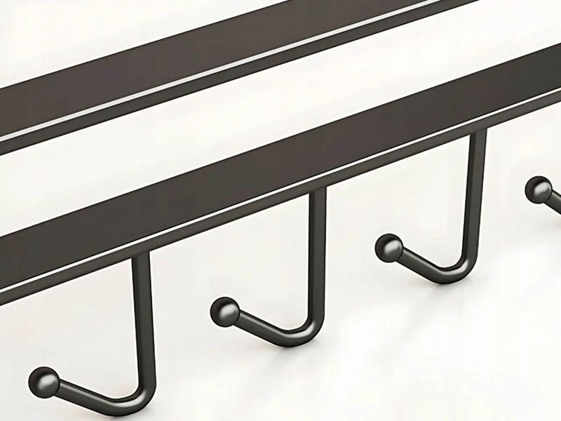 Kovový vešiak pod kuchynskú skrinku čierny