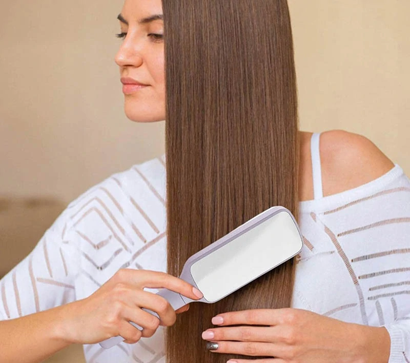 Samočistiaca kefa na vlasy proti elektrizovaniu svetlosivá