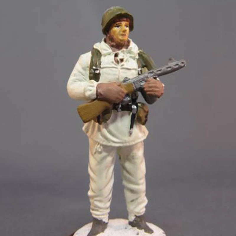 Zberateľská figúrka sovietskeho vojaka z obdobia druhej svetovej vojny v zimnom maskovaní 1:35