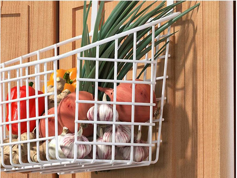 Kovový závesný košík na dvierka kuchynskej skrinky biely