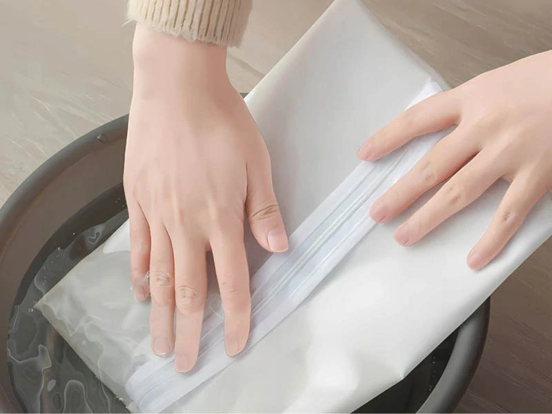 Ochranný obal na oblek a odev 60 × 137 cm so zipsom