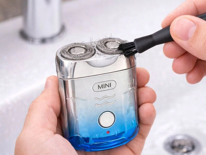 Mini elektrický holiaci strojček