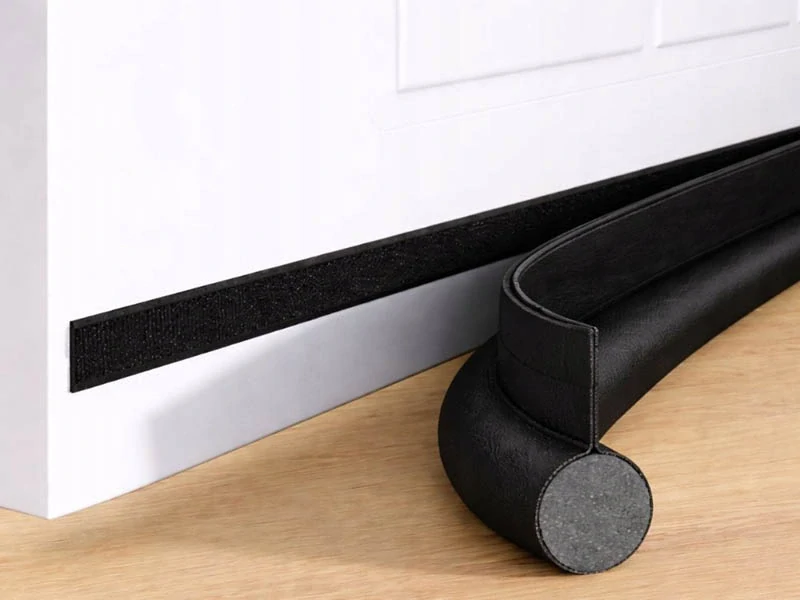 Samolepiace tesnenie pod dvere proti prievanu 96cm čierne