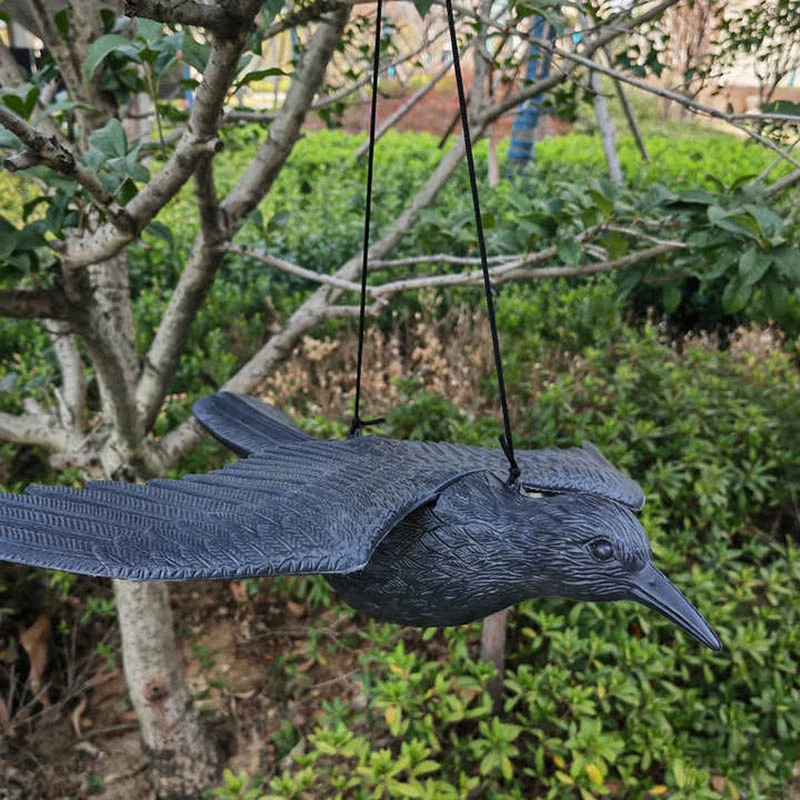 Maketa letiaceho krkavca na odpudzovanie vtákov