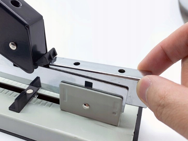 Zošívačka kovová na 100 papierov