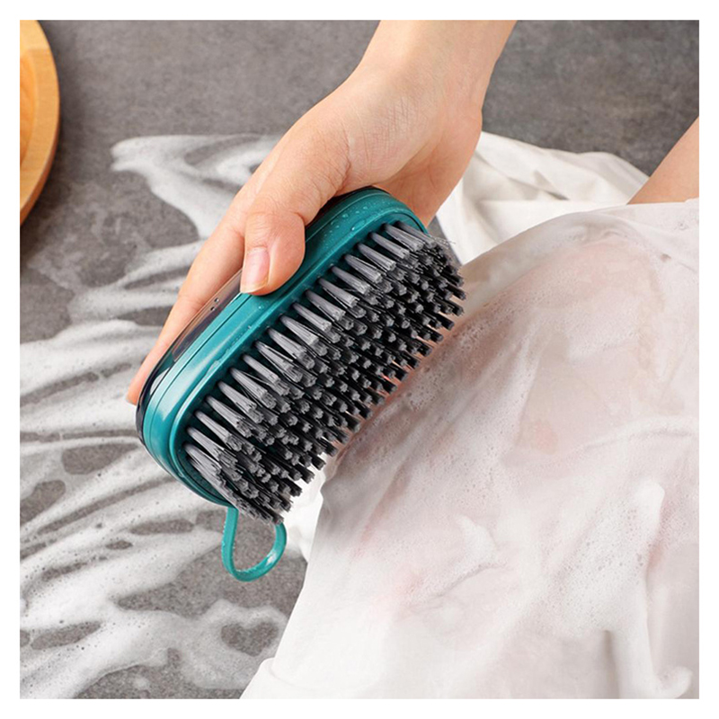 Kefa dávkovačom saponátu na čalúnenie a topánky