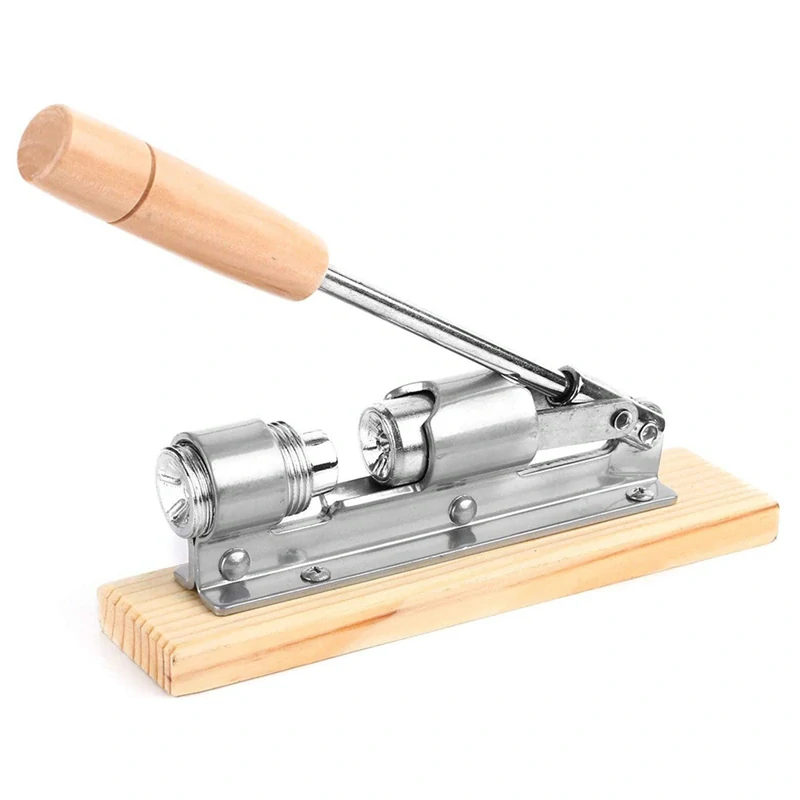 Luskáčik na orechy pákový na drevenej podložke