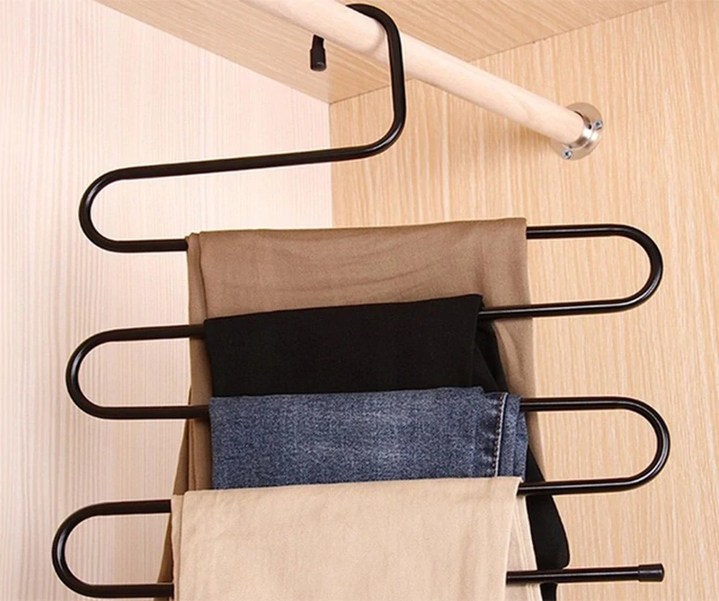 Vešiak na nohavice do skrine čierny
