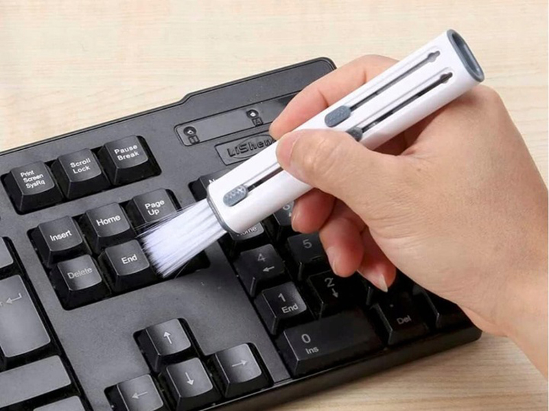 Čistiace pero na slúchadlá a drobnú elektroniku 4v1