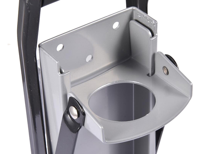 Nástenný drvič plechoviek s otváračom na fľaše