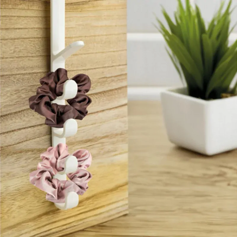 Plastový vešiak na dvere