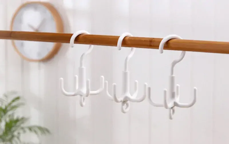 Otočný vešiak do skrine na opasky a kabelky