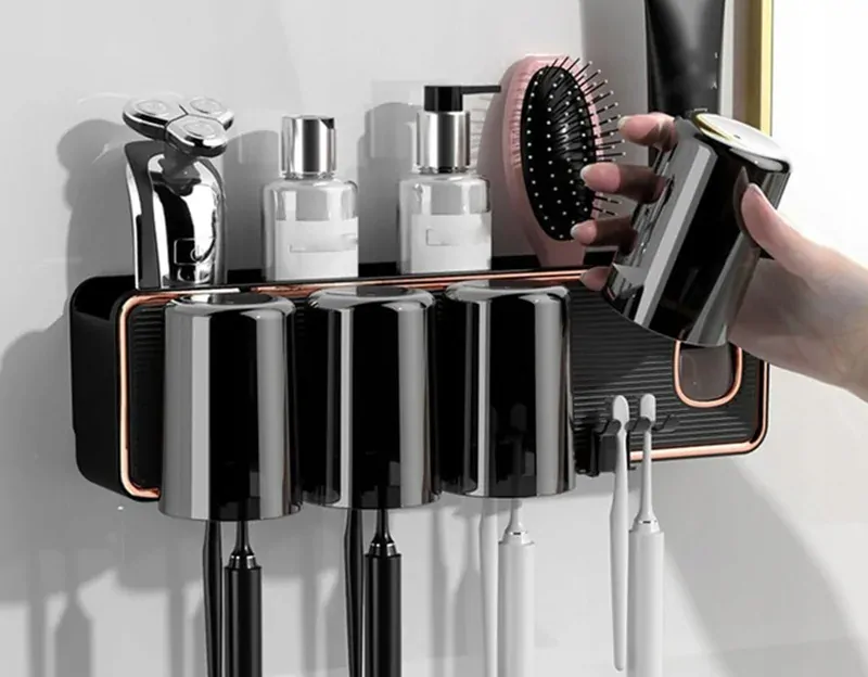 Držiak na zubné kefky s dávkovačom pasty a pohárikmi