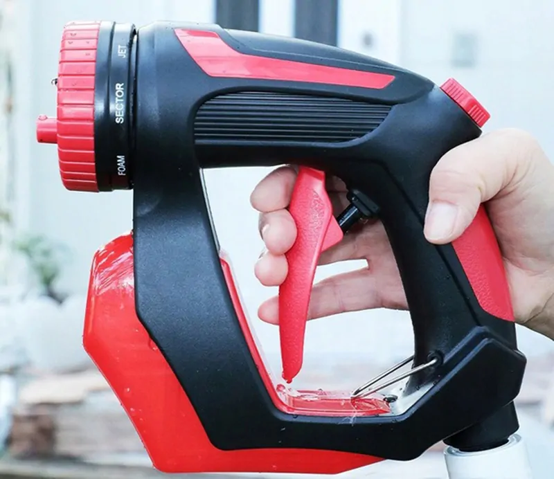 Striekacia pištoľ na čistenie automobilu s nádržkou