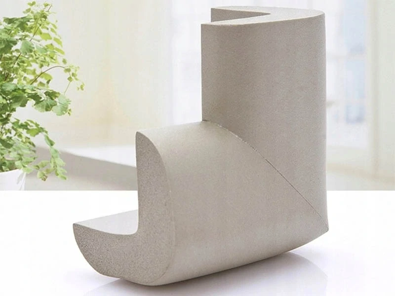 Penové rohové chrániče na nábytok biele, samolepiace 4ks