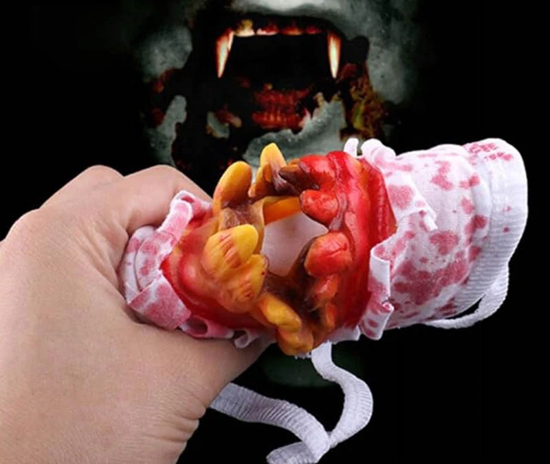 Halloweenska strašidelná maska zakrvavená so zubami