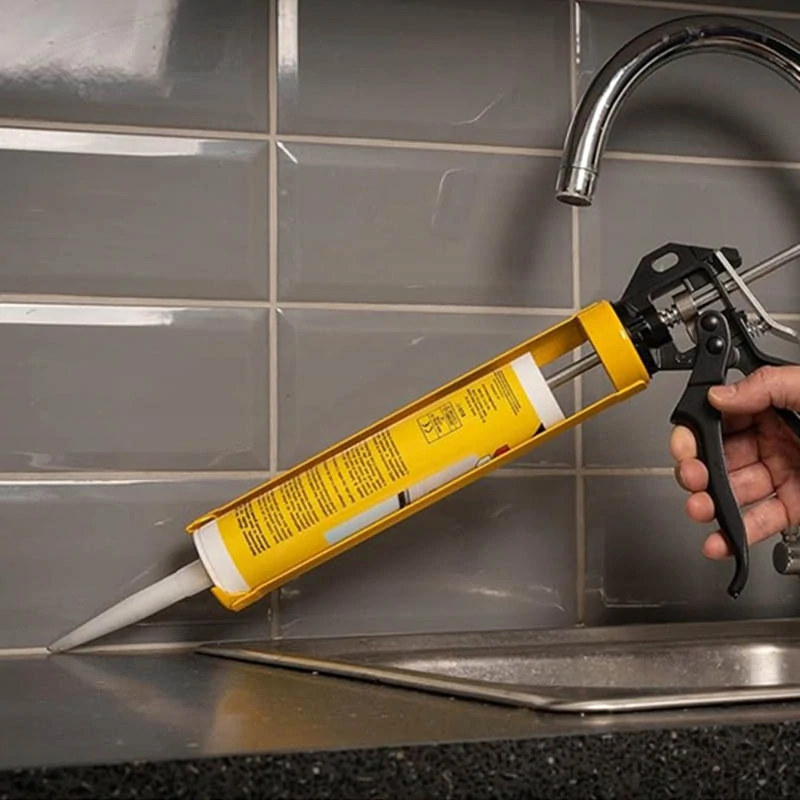 Pištoľ na silikón s kovovým piestom