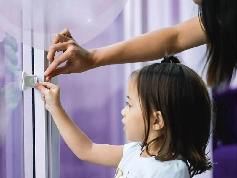 Poistka na posuvné okná, dvierka a skrinky 2ks