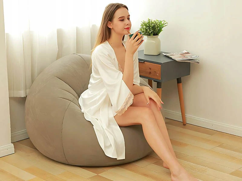 Nafukovacia pufa na sedenie z velúrovým povrchom