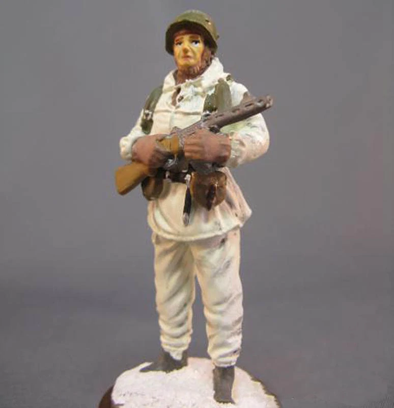 Zberateľská figúrka sovietskeho vojaka z obdobia druhej svetovej vojny v zimnom maskovaní 1:35