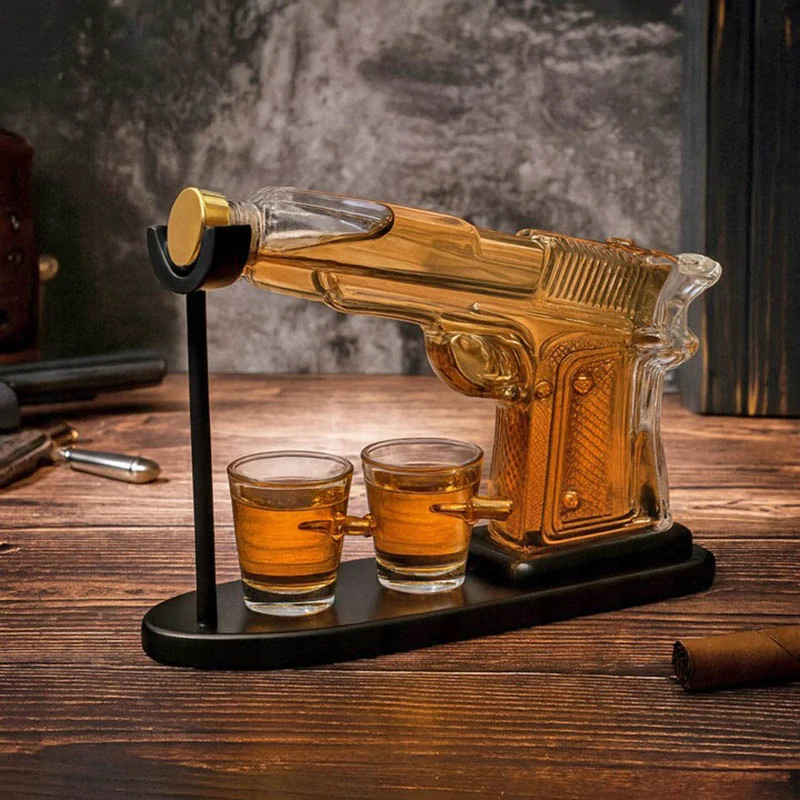 Karafa na whisky v tvare pištole s 2 pohárikmi